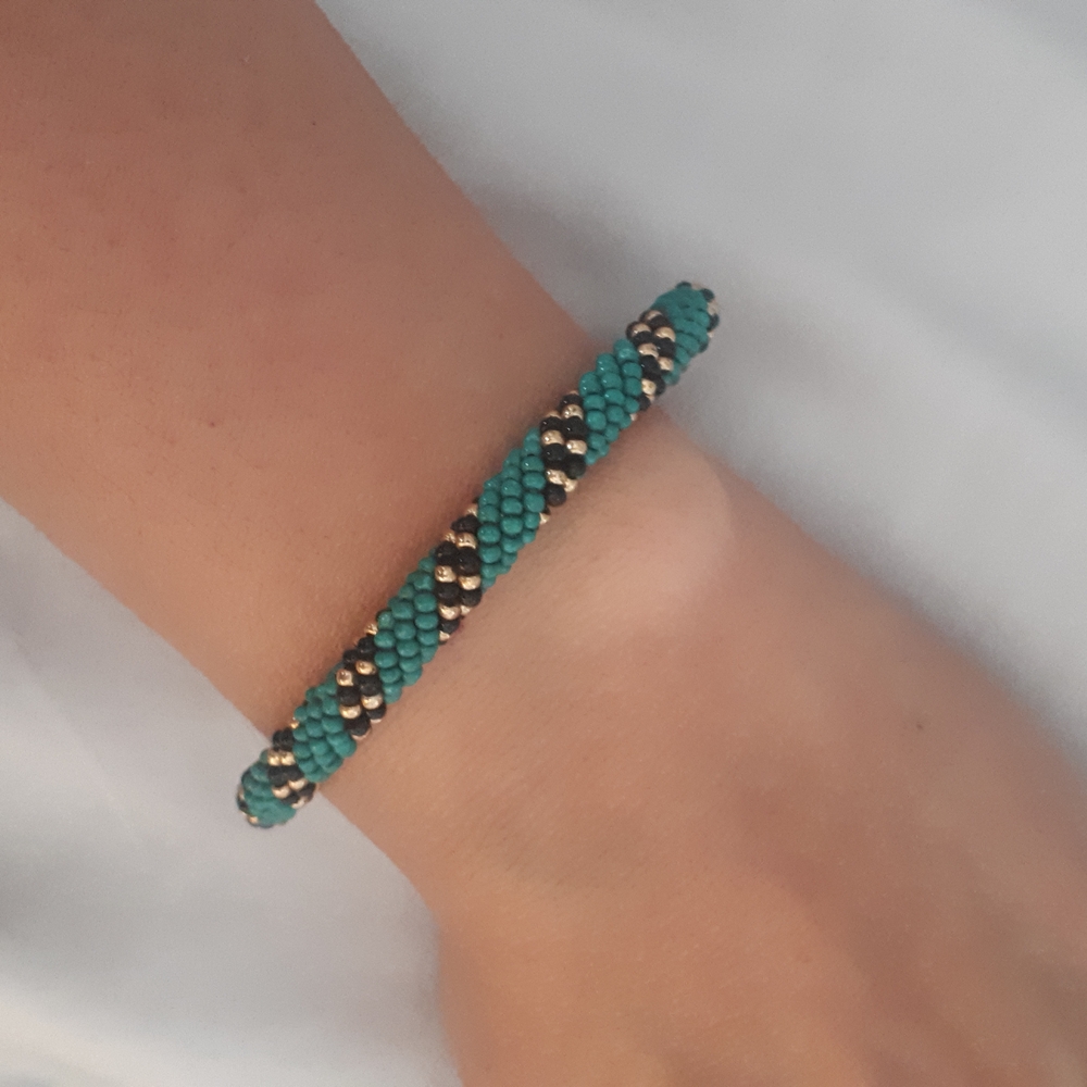 Elegant Beaded Bracelet in Turquoise and Gold